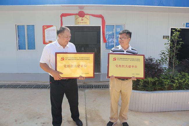 互赠牌匾。。。。。。张钊林 摄（修图）.jpg