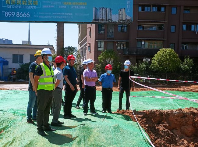 1刘涛（右三）在项目现场调研。。。。。。。蔡淑萍 摄（原图）.jpg