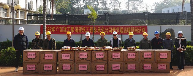 （修图）与一线工人合影。。。。。。谢微旋 摄.jpg