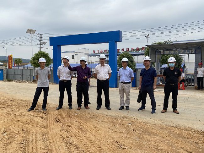 蔡桂全（右四）在项目检查。。。。。廖益通 摄（修图）.jpg
