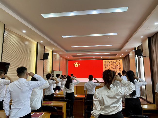 重温入团誓词。。。。。；；；；；；；畦磋 摄（修图）.jpg