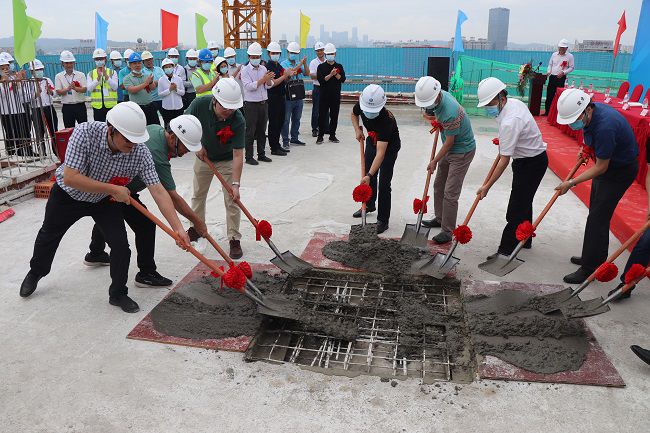 与在场嘉宾一同为封顶浇筑培土。。。。。周煜川 摄（修图）.jpg