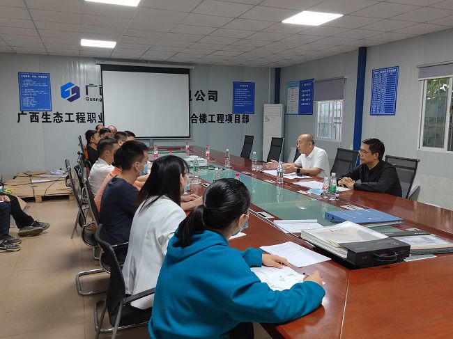 陆烜在项目指导事情。。。。。。。。潘敏宽 摄（修图000）.jpg