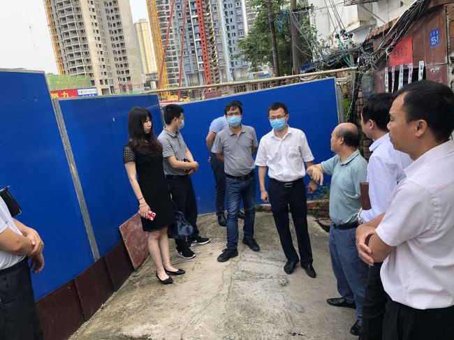 走访周边群众。。。。。。。。龚媚媚 摄（修图）.jpg