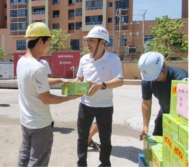 发放慰问品。。。。。。。。潘文君 摄（修图）.jpg