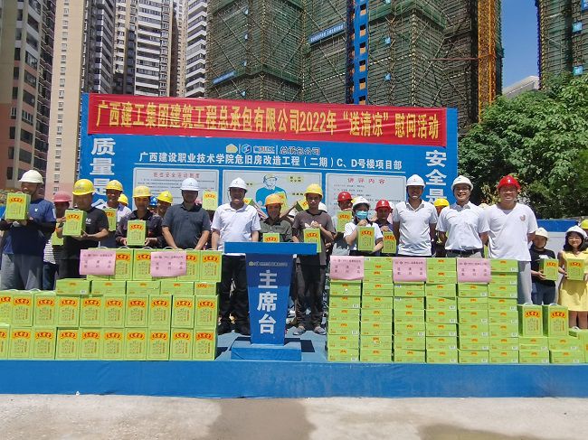 ”送清凉“慰问活动合影。。。。。。。。潘文君 摄（修图）.jpg