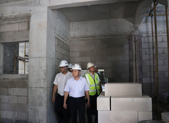 张强在项目现场。。。。。杨钰 摄（修图）.jpg