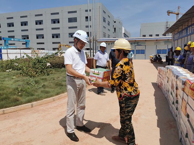 发放慰问品。。。。。。。王瑾贞 摄（修图）.jpg