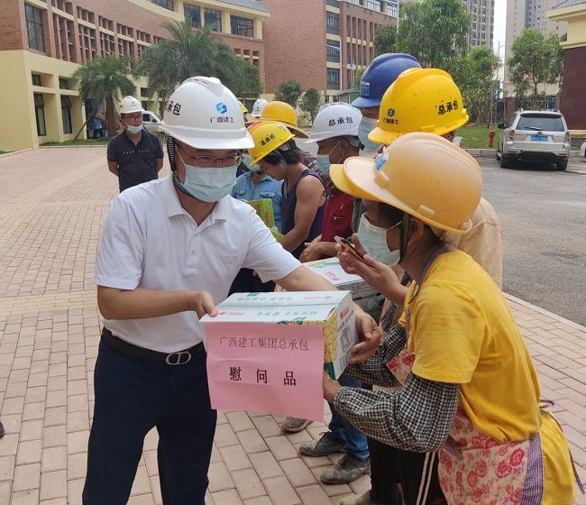 发放慰问品 。。。。。。。彭永彬 摄（修图）.jpg