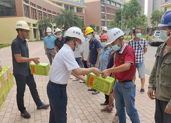 发放慰问品。。。。。。。彭永彬 摄（修图）.jpg