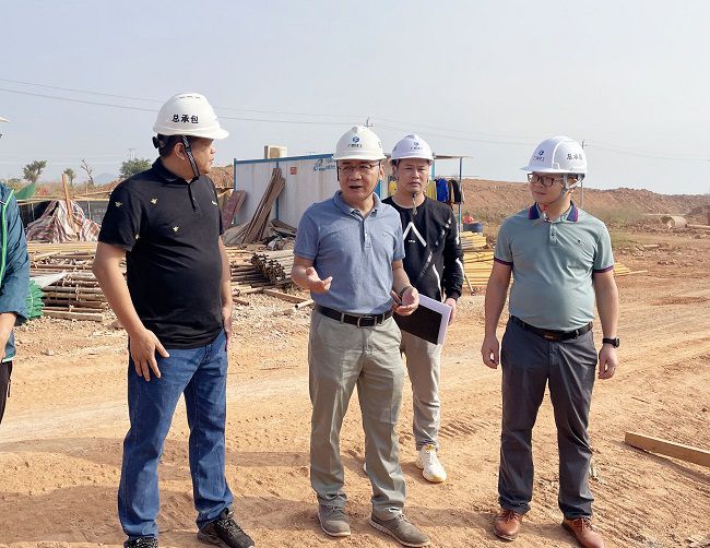 陆烜在现场指导事情。。。。。。。周煜川 摄（原00000图）.jpg