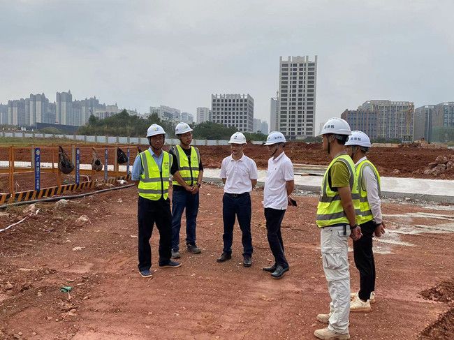 邓少新视察施工现场。。。。。。冼祖聪摄（修图）.jpg