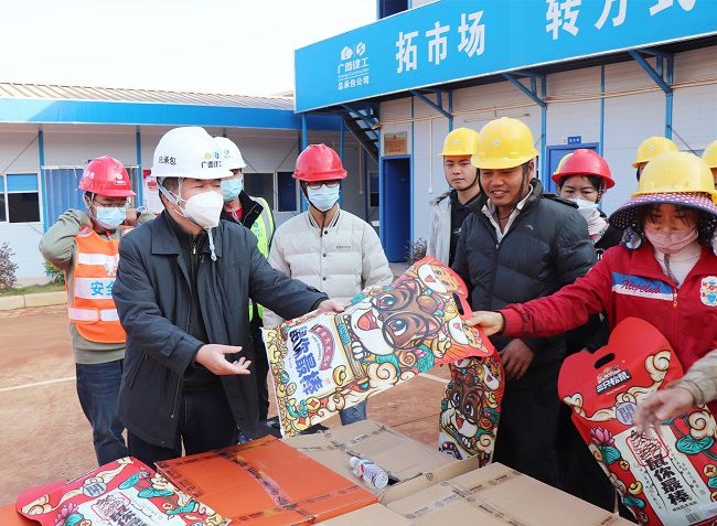 发放慰问品。。。。。周煜川 摄（修图）.jpg