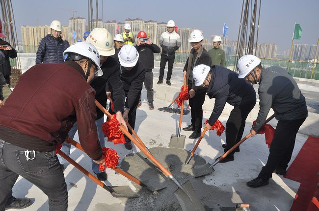 陆烜（右一）与现场嘉宾配合为项目封顶浇筑混凝土。。。。。王瑾贞 摄（修图）.jpg