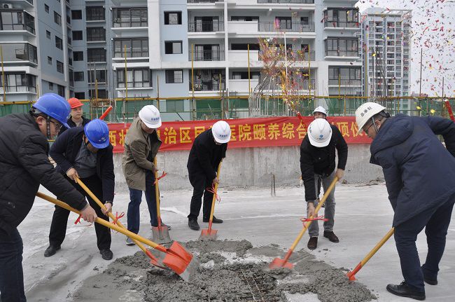 黎平山（右二）与现场嘉宾配合浇筑混凝土。。。。。。。王瑾贞 摄（修图）.jpg