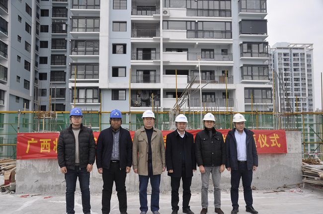 加入封顶仪式的相关向导合影。。。。。。。王瑾贞 摄（修图）.jpg