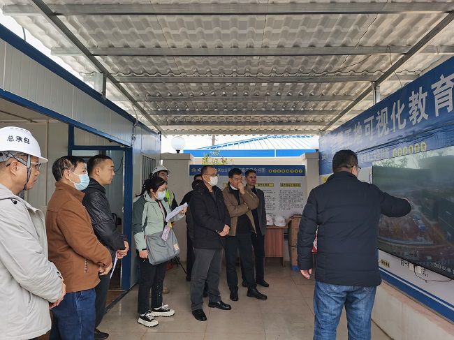 听取项目情形汇报。。。。。。彭强 摄（修图）.jpg