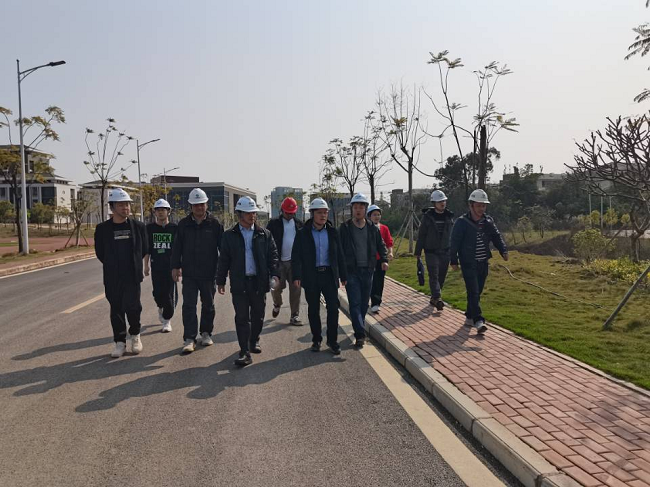 曾劲松审查项目现场。。。。。。邓高越 摄（修图）.png