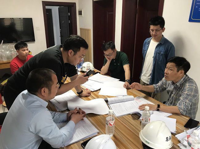 钻研解决现场问题。。。。。。。韦吉亮 摄（修图）.jpg