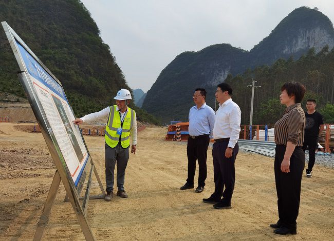 听取事情汇报。。。。。。江家兵 摄（修图）.jpg