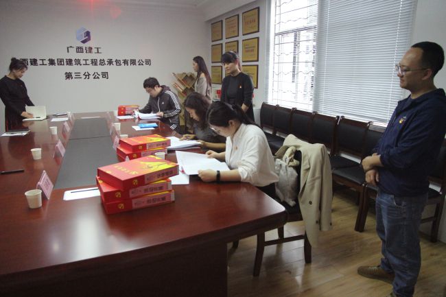 检查资料现场。。。。。。。。梁红玉 摄（修图）.jpg