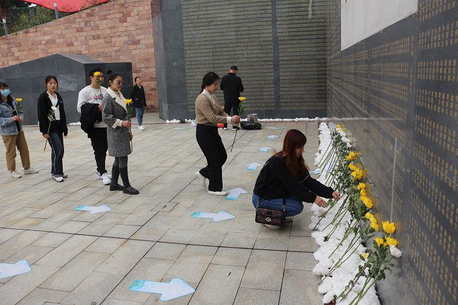 献花。。。。。。。张钊林  摄（修图）.jpg