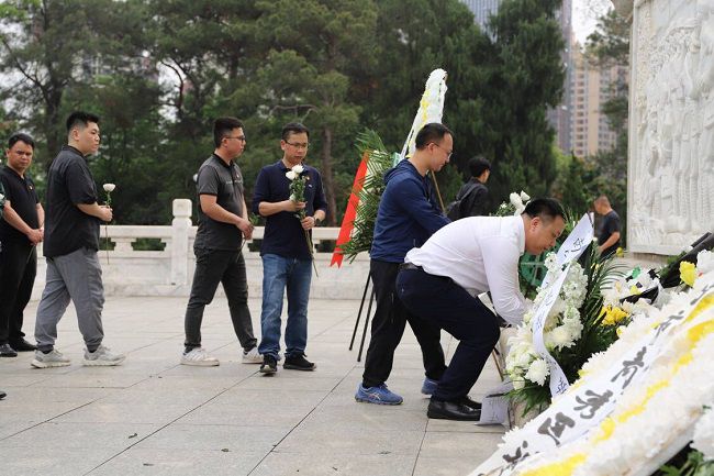 敬献白菊。。。。。。。林成斌 摄（修图）.jpg