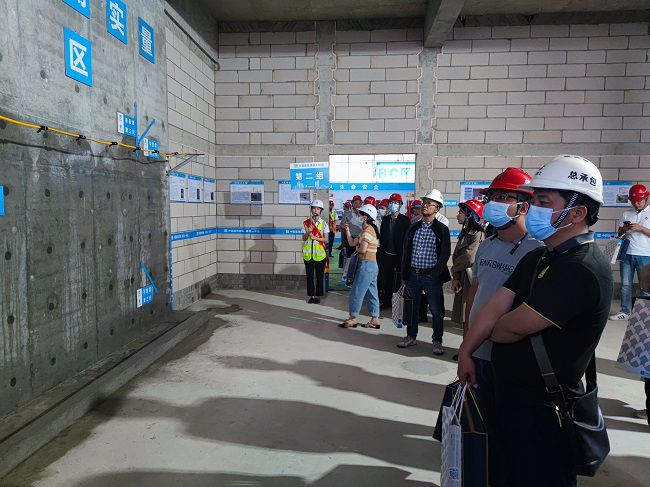 公司员工观摩。。。。。。覃桂整 摄（修图）.jpg