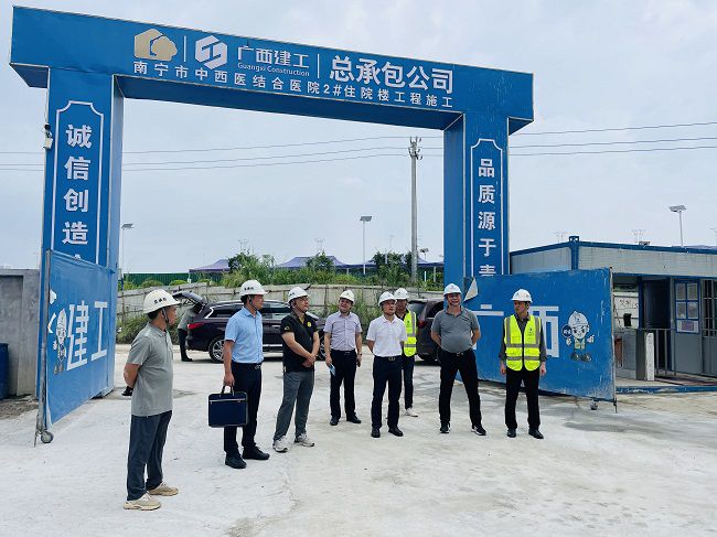 邓少新深入施工现场。。。。。。。苏卫传 摄（原000图000000000000000）.jpg