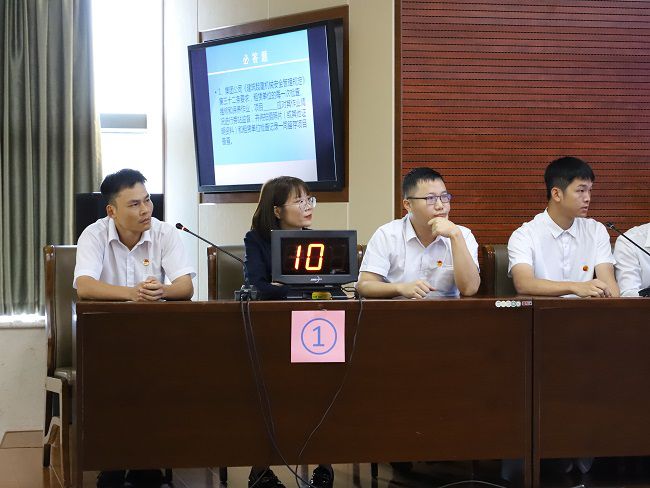 公司才赛步队冷静答题。。。。。。。李立云 摄（修图）.jpg