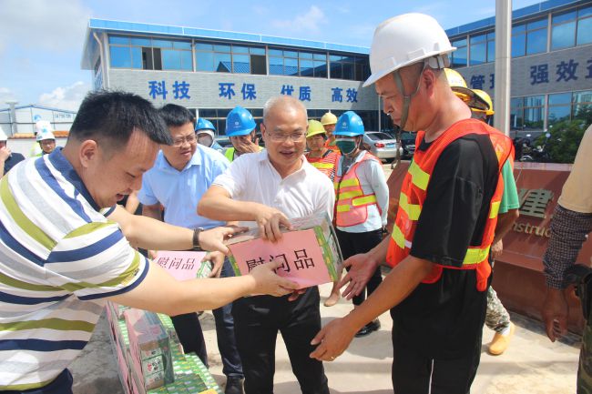 发放慰问品。。。。。梁红玉 摄（修图）.jpg