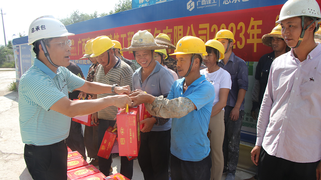 发放清凉饮品。。。。。蔡怡灵 摄（修图）.png