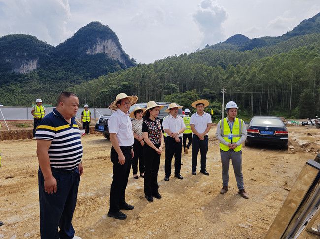 听项目现场进度汇报。。。。。。。江家兵摄（修图）.jpg