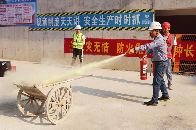 曾劲松举行灭火器材使用培训。。。。。。。周煜川 摄（修图）.jpg