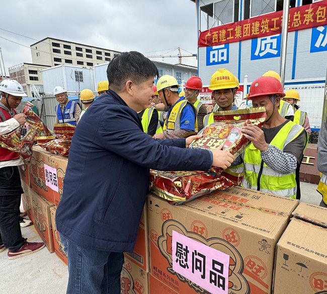 发放慰问品。。。。。韦艳雷 摄（修图）.jpg