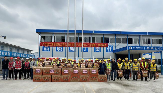 “送温暖”慰问活动合影。。。。。韦艳雷 摄（修图）.jpg