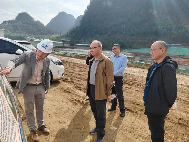 陆烜在安东乡项目现场听取汇报。。。。。。。。（修图）.jpg