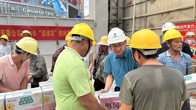 发放慰问品1。。。。。。容芝雅 摄（修图）.jpg