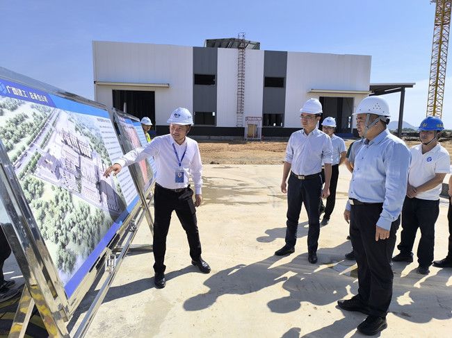 蓝海鹏在项目现场。。。。。。江家兵摄（修图） (1).jpg