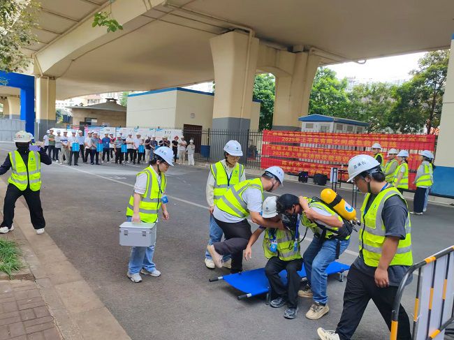 有限空间救援。。。。。。。陆振官 摄（修图）.jpg